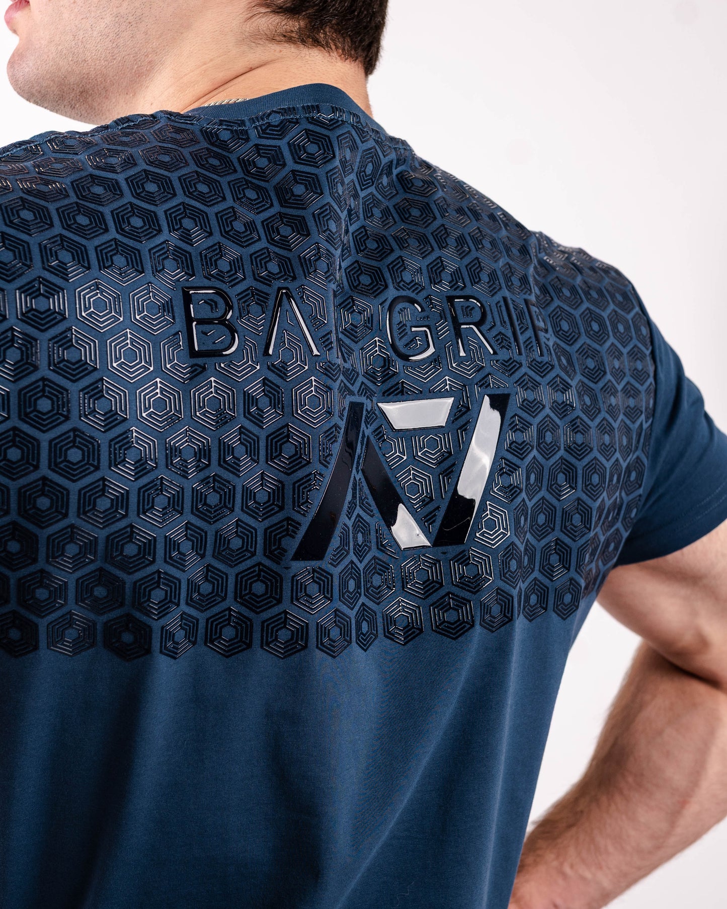 Whether pressing, pulling, squatting or any other variational movement the knurling is always there. The silicone bar grip helps with slippery commercial benches and bars and anchors the barbell to your back. All A7 Powerlifting Equipment shipping to UK, Norway, Switzerland and Iceland.